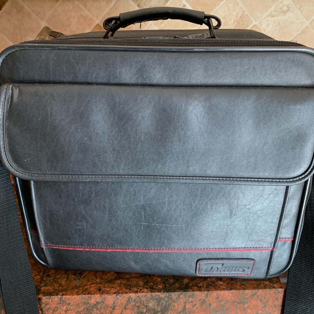 TARGUS COMPUTER CASE BLACK W RED‎ TRIM. Multiple Compartments.